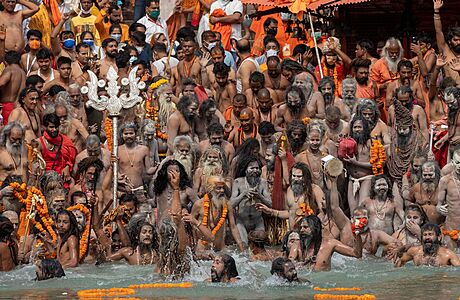 Statisíce hinduistů provádějí při svátku Kumbh Mela rituální koupel v Ganze i... | na serveru Lidovky.cz | aktuální zprávy Statisíce hinduistů provádějí při svátku Kumbh Mela rituální koupel v Ganze i... | na serveru Lidovky.cz | aktuální zprávy