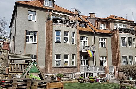 Moderna na Hradčanech. Zahradní průčelí Borůvkova (vlevo) a Grohova domu na... | na serveru Lidovky.cz | aktuální zprávy