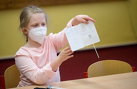 Z tisíců otestovaných žáků bylo pozitivních jen 160. Buď jsou děti zdravé, nebo testy nefungují Děti se testovaly na covid-19. | na serveru Lidovky.cz | aktuální zprávy
