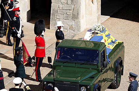 ŽIVĚ: Smuteční obřad je v kapli svatého Jiří na Windsoru. Británie drží za prince Philipa minutu ticha Vůz s princovými ostatky vyrazil na poslední cestu do kaple sv. Jiří. | na serveru Lidovky.cz | aktuální zprávy