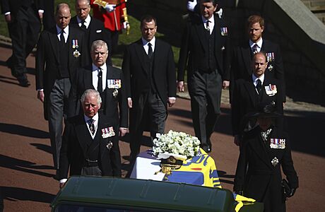 ŽIVĚ: Smuteční obřad je v kapli svatého Jiří na Windsoru. Británie držela za prince Philipa minutu ticha Členové královské rodiny v průvodu za rakví. | na serveru Lidovky.cz | aktuální zprávy
