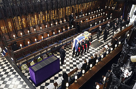 ŽIVĚ: Smuteční obřad je v kapli svatého Jiří na Windsoru. Británie držela za prince Philipa minutu ticha Rakev s princovými ostatky dorazila do kaple sv. Jíří. | na serveru Lidovky.cz | aktuální zprávy