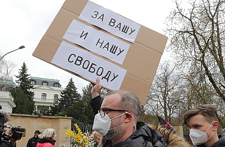 Protest před ruskou ambasádou. | na serveru Lidovky.cz | aktuální zprávy