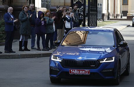 Vyhoštění je pro diplomata škraloup, Češi se ale o kariéru bát nemusí. Horší bude najít hrdinu do Moskvy Auto s českými diplomaty opouští české velvyslanectví v Moskvě. Rusko musí... | na serveru Lidovky.cz | aktuální zprávy