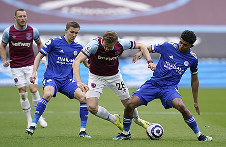 Tomáš Souček (uprostřed) z týmu West Ham United bojuje s hráči Leicesteru o míč. | na serveru Lidovky.cz | aktuální zprávy Tomáš Souček (uprostřed) z týmu West Ham United bojuje s hráči Leicesteru o míč. | na serveru Lidovky.cz | aktuální zprávy