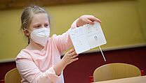 Z tisíců otestovaných žáků bylo pozitivních jen 160. Buď jsou děti zdravé, nebo testy nefungují Děti se testovaly na covid-19. | na serveru Lidovky.cz | aktuální zprávy