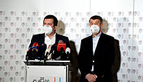 Premiér Andrej Babiš a první místopředseda vlády Jan Hamáček na mimořádné...