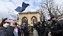 Demonstranti s transparenty a policejní těžkooděnci před budovou velvyslanectví... | na serveru Lidovky.cz | aktuální zprávy