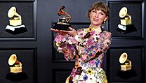 Cenu Album roku získala Taylor Swiftová za lockdownové album Folklore. Cenu Album roku získala Taylor Swiftová za lockdownové album Folklore.