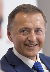 Ovládne magnát Dědek extraligu? Touží po marketingovém partnerství, mocní jsou ale proti Petr Dědek, miliardář a majitel pardubického Dynama. | na serveru Lidovky.cz | aktuální zprávy