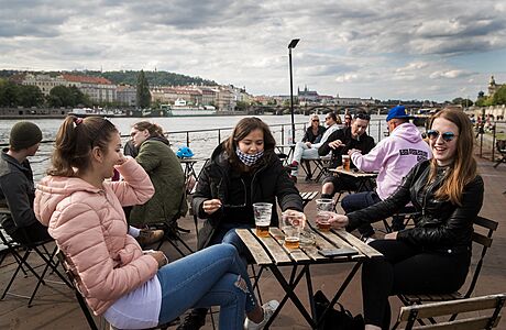 PŘEHLEDNĚ: Do restaurace jen s potvrzením. Jak bude od pondělí vypadat posezení u piva? Otevřená restaurační zahrádka po koronakrizi v Praze. | na serveru Lidovky.cz | aktuální zprávy