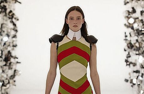 Zcela mimořádná situace. Gucci spojil síly s Balenciagou, či spíše jeho návrhy prohnal Gucci filtrem Celá kolekce s názvem Aria byla zaznamenána na krátký film, který se natáčel v... | na serveru Lidovky.cz | aktuální zprávy