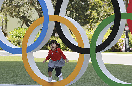 Japonské dítko prochází maketou olympijských kruhů | na serveru Lidovky.cz | aktuální zprávy