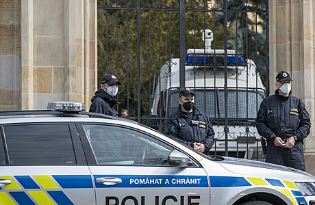 Situace před Ruskou ambasádou v Praze. Ambasádu hlídají policisté a na v areálu... | na serveru Lidovky.cz | aktuální zprávy