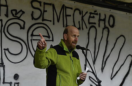 Ředitel waldorfské školy Ivan Semecký při vystoupení na protestním shromáždění. | na serveru Lidovky.cz | aktuální zprávy