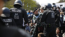 Demonstrující se hádají s policisty instruovanými k ukončení demonstrace proti... | na serveru Lidovky.cz | aktuální zprávy