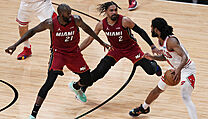 Coby White z Chicago Bulls proti dvěma hráčům Miami. | na serveru Lidovky.cz | aktuální zprávy