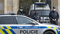 Situace před Ruskou ambasádou v Praze. Ambasádu hlídají policisté a na v areálu...