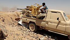 Vládní jednotky v Jemenu. Pi bojích mezi íitskými povstalci a vládními...