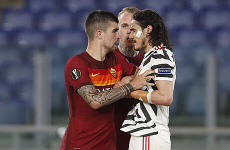 Hráč AS Řím Gianluca Mancini (vlevo) se během utkání Evropské ligy dostal do... | na serveru Lidovky.cz | aktuální zprávy Hráč AS Řím Gianluca Mancini (vlevo) se během utkání Evropské ligy dostal do... | na serveru Lidovky.cz | aktuální zprávy
