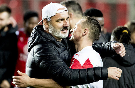 Jindřich Trpišovský v obětí s kapitánem Slavie Janem Bořilem. | na serveru Lidovky.cz | aktuální zprávy Jindřich Trpišovský v obětí s kapitánem Slavie Janem Bořilem. | na serveru Lidovky.cz | aktuální zprávy