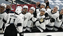 Tým Los Angeles Kings se raduje z výhry. | na serveru Lidovky.cz | aktuální zprávy