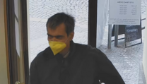 Policie pátrá po muži, který odpoledne přepadl banku na pražském Smíchově, z... | na serveru Lidovky.cz | aktuální zprávy