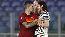 Hráč AS Řím Gianluca Mancini (vlevo) se během utkání Evropské ligy dostal do... | na serveru Lidovky.cz | aktuální zprávy