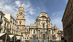 Murcia, pohled na prelí katedrály a její zvonici
