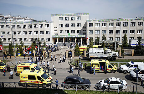 Dva střelci zaútočili na školu v ruské Kazani. Nejméně jedenáct mrtvých, zadrženému je devatenáct Škola v ruské Kazani bezprostředně po útoku dvou ozbrojenců. | na serveru Lidovky.cz | aktuální zprávy