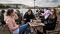 PŘEHLEDNĚ: Do restaurace jen s potvrzením. Jak bude od pondělí vypadat posezení u piva? Otevřená restaurační zahrádka po koronakrizi v Praze. | na serveru Lidovky.cz | aktuální zprávy