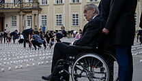 Zeman přihlížel akci, při které lidé zapalovali 30 tisíc svíček.