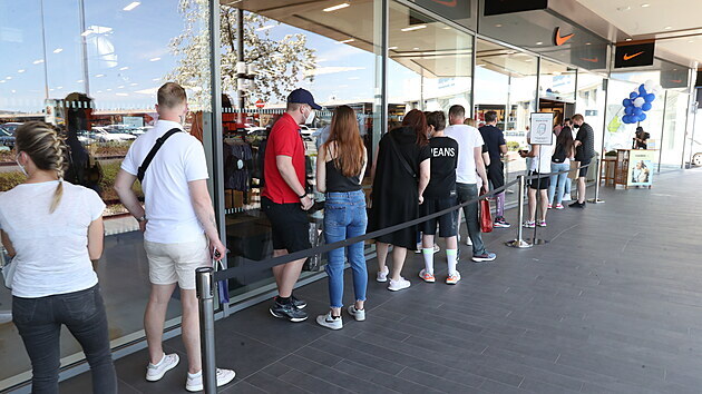Někde lidé kvůli omezené kapacitě museli čekat dlouhé fronty (Outlet Arena v... | na serveru Lidovky.cz | aktuální zprávy Někde lidé kvůli omezené kapacitě museli čekat dlouhé fronty (Outlet Arena v... | na serveru Lidovky.cz | aktuální zprávy