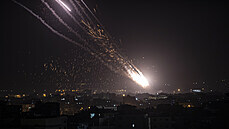 Rakety proísly noní oblohu nad Izraelem.