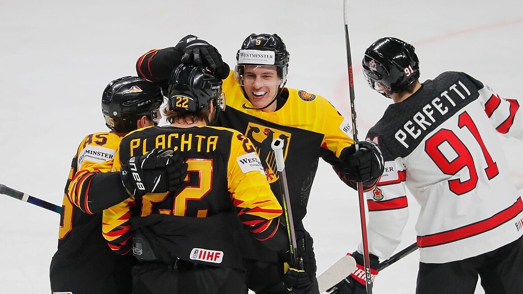 Nmecko - Kanada, MS v hokeji 2021: Matthias Plachta slaví se spoluhrái.