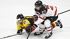 Nmecko - Kanada, MS v hokeji 2021: Michael Bunting unik Marku Nowakovi.