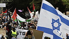 Prahou proel pochod na podporu Palestinc, píznivci Izraele se seli u...