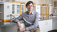 Jan Hrubeš, kontrabasista a nově také učitel chemie a hudební výchovy. Jan Hrubeš, kontrabasista a nově také učitel chemie a hudební výchovy.