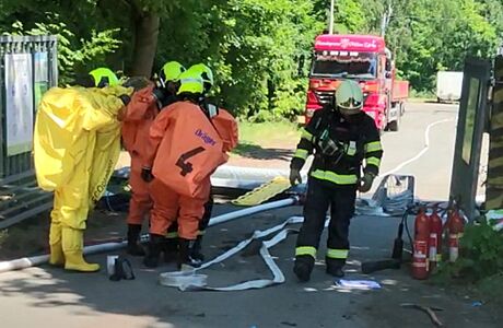 Dva lidé zemřeli v Plzni po úniku chemikálií v areálu firmy, která zpracovává tekuté kaly Hasiči zasahují při úniku plynů v Plzni. | na serveru Lidovky.cz | aktuální zprávy