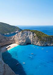 Řecko přehledně. Kdo má cestování snazší a co je nutné vyplnit? Proslulá pláž Navagio na ostrově Zakynthos, kde je vrak ztroskotané lodi a na... | na serveru Lidovky.cz | aktuální zprávy