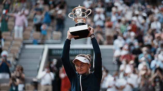 Barbora Krejčíková s vítězným pohárem z Roland Garros.