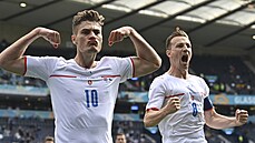 Chorvatsko - Česko: Schick slaví gól s Daridou.