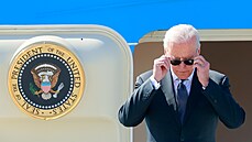 Americký prezident Joe Biden vystupuje z letadla Air Force One v enev.