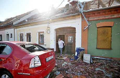 Dunělo to jako tanky, říká svědek o tornádu. Obcemi prochází statik a určuje, které domy se zdemolují Bouře s kroupami o velikosti tenisových míčků i s tornádem se ve čtvrtek večer... | na serveru Lidovky.cz | aktuální zprávy