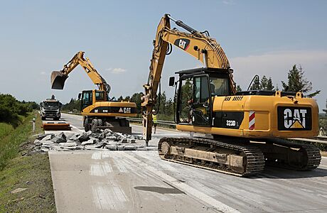 Proč praskají české dálnice? Kromě té za Olomoucí má problémy i nová D1 21. 6. 2021, Daskabát (okres Olomouc). Silničáři opravují poškozený úsek... | na serveru Lidovky.cz | aktuální zprávy
