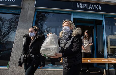 Pandemie zahltila Česko plasty. Jak se proměnil každodenní život, je nejlépe vidět na odpadech Plastové obaly se staly symbolem pandemie. | na serveru Lidovky.cz | aktuální zprávy