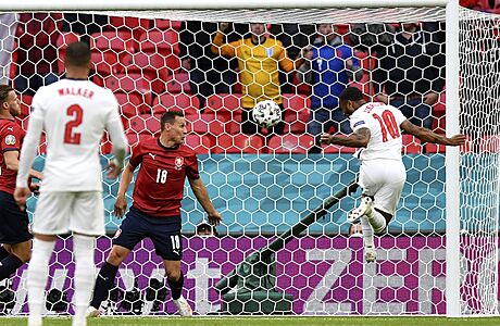 Češi prohráli s Anglií 0:1 gólem Sterlinga z 12. minuty a do osmifinále jdou ze třetího místa Raheem Sterling střílí první gól Anglie | na serveru Lidovky.cz | aktuální zprávy