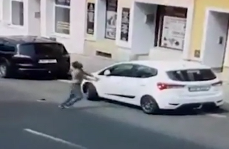 GIBS smrt Roma v Teplicích vyšetřovat nebude. Na novém videu muž mlátí hlavou do auta Nové video z teplického incidentu | na serveru Lidovky.cz | aktuální zprávy