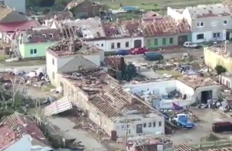 VIDEO: Malebná moravská vesnice je v troskách. Záběry z dronu ukazují stěží uvěřitelnou zkázu po tornádu Následky řádění tornáda v obci Moravská Nová Ves | na serveru Lidovky.cz | aktuální zprávy