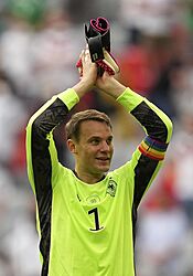 Německý brankář Neuer způsobil rozruch. Jeho duhovou pásku šetřila i UEFA, trest ale neudělila Fotbalista Manuel Neuer v zápase na evropském šampionátu. V obou duelech oblékl... | na serveru Lidovky.cz | aktuální zprávy